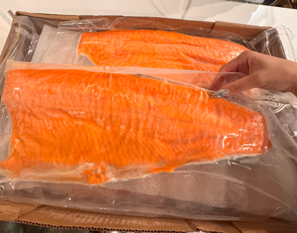【迫力の暴力】刺身用サーモン 約1〜1.2kg・特大フィレ1枚 皮付き骨取り
