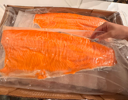 【迫力の暴力】刺身用サーモン 約1〜1.2kg・特大フィレ1枚 皮付き骨取り