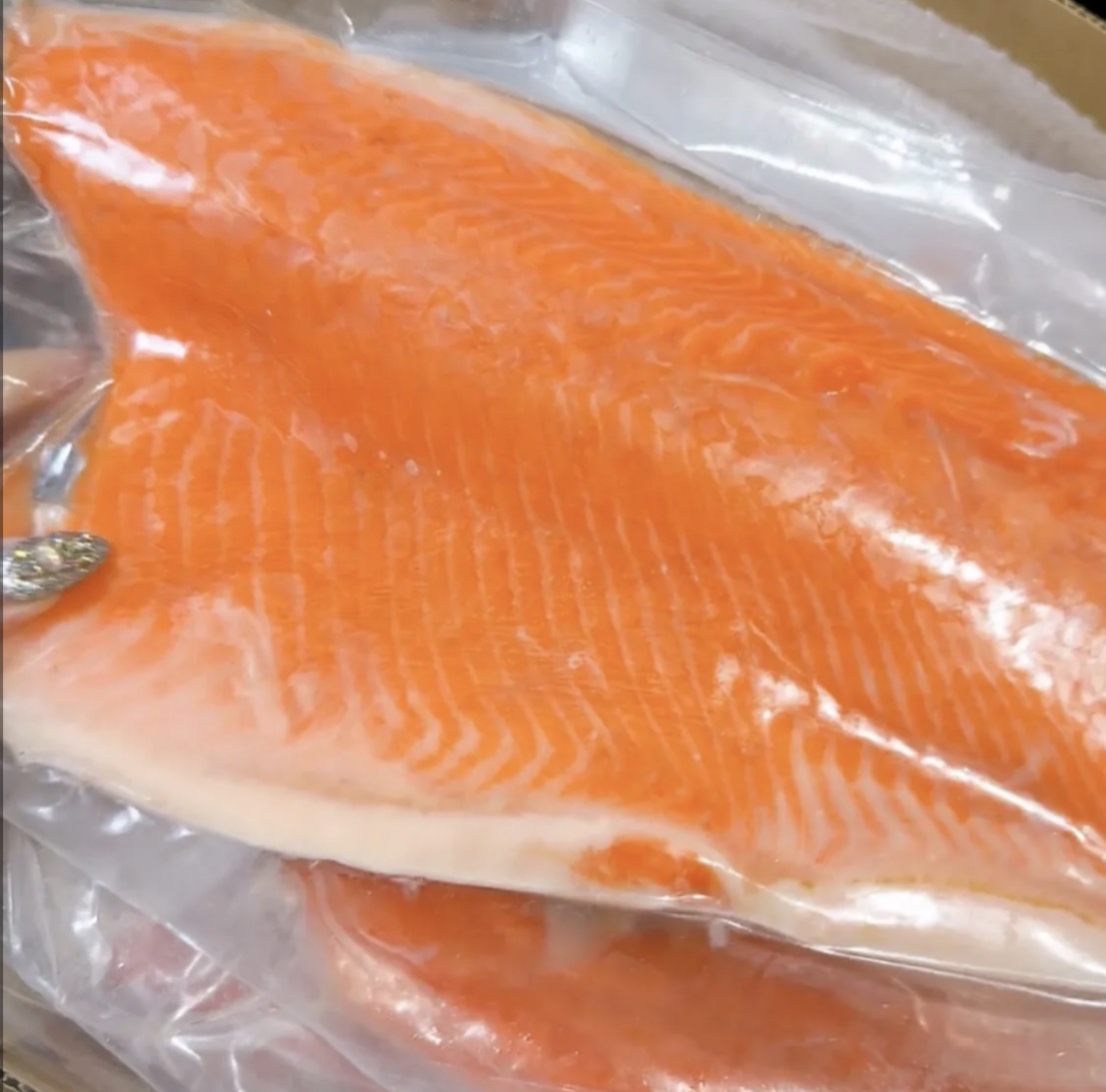 【迫力の暴力】刺身用サーモン 約1〜1.2kg・特大フィレ1枚 皮付き骨取り