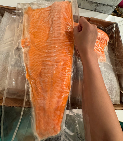 【迫力の暴力】刺身用サーモン 約1〜1.2kg・特大フィレ1枚 皮付き骨取り