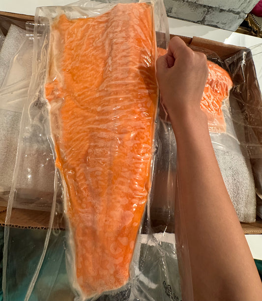 【迫力の暴力】刺身用サーモン 約1〜1.2kg・特大フィレ1枚 皮付き骨取り