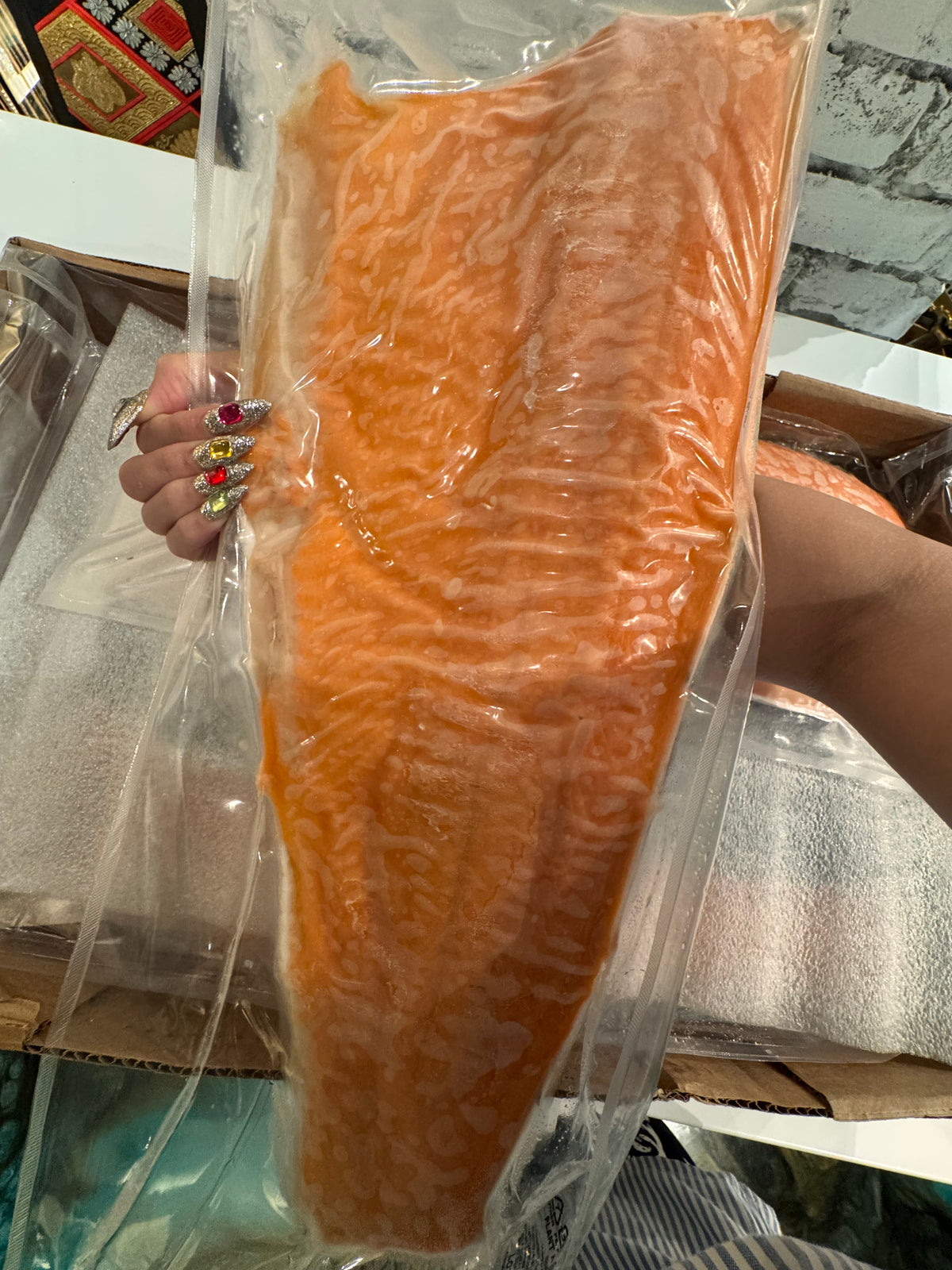 【迫力の暴力】刺身用サーモン 約1〜1.2kg・特大フィレ1枚 皮付き骨取り