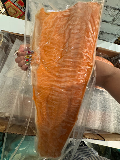 【迫力の暴力】刺身用サーモン 約1〜1.2kg・特大フィレ1枚 皮付き骨取り
